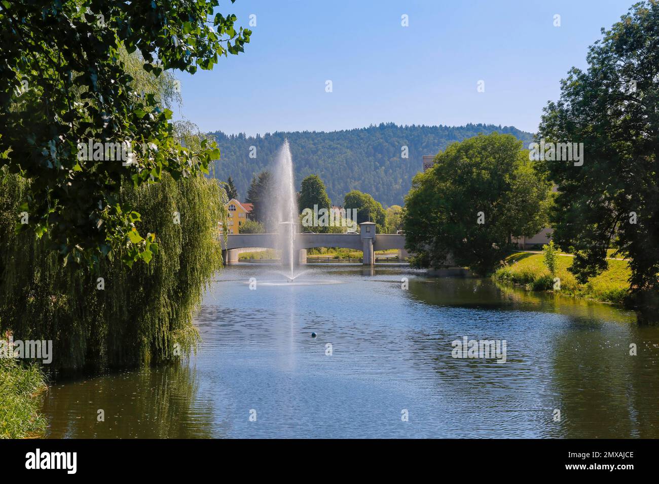 Wasserbrunnen, Donau, Fluss, Brücke dahinter, Donaupark in Tuttlingen, Baden-Württemberg, Deutschland Stockfoto