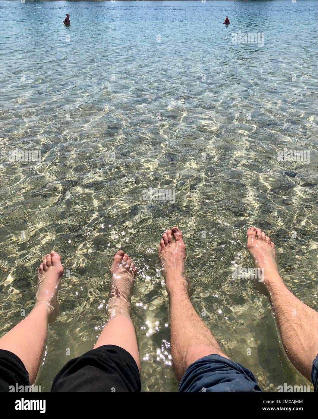 Zwei Paar Füße im Wasser, baden im See, Riemer See, München, Bayern, Deutschland Stockfoto