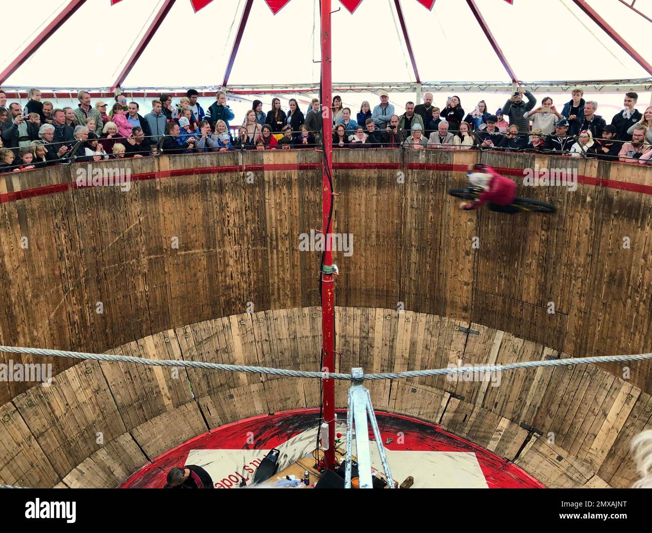 Zuschauer blicken auf Motorradfahrer auf eine steile Holzwand, Pitt's Todeswand, Attraktion, Schauspieler beim Oktoberfest, München, Bayern, Deutschland Stockfoto