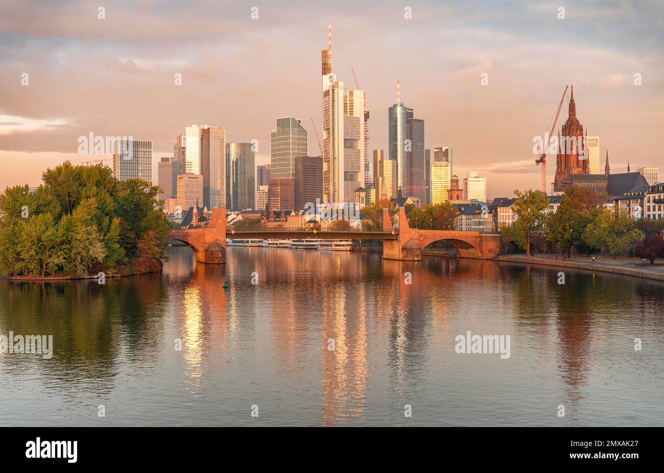 Skyline, Wolkenkratzer im Bankenviertel im Morgenlicht, Alte Brücke über den Main, Sonnenaufgang, Herbst, Frankfurt am Main, Hessen, Deutschland Stockfoto