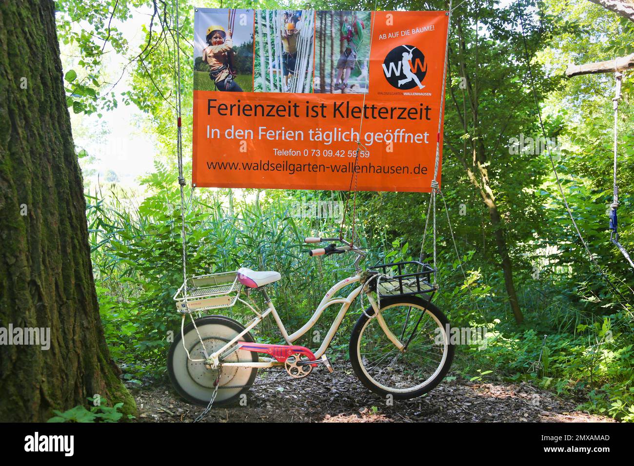 Poster Holiday Time ist Kletterzeit, Fahrrad, Forest Seils Course, Climbing Park, High Seils Course, Klettern, Freizeit, Wallenhausen-Weissenhorn Stockfoto