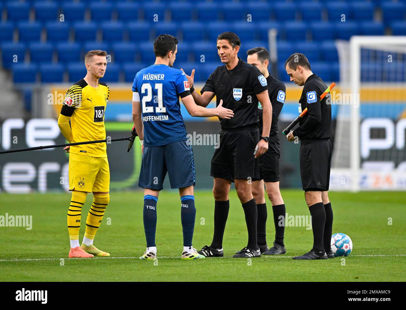 Vor dem Beginn eines Bundesliga-Spiels: Schiedsrichter Deniz Aytekin, Assistent Markus Sinn, Assistent Christian Dietz, beim Münzwurf, Sitzplatzauswahl Stockfoto