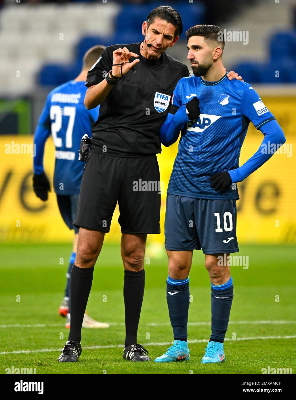 Schiedsrichter Deniz Aytekin spricht mit Munas Dabbur TSG 1899 Hoffenheim, Gesture, Gesten, gibt an, wie nahe es war, PreZero Arena, Sinsheim Stockfoto