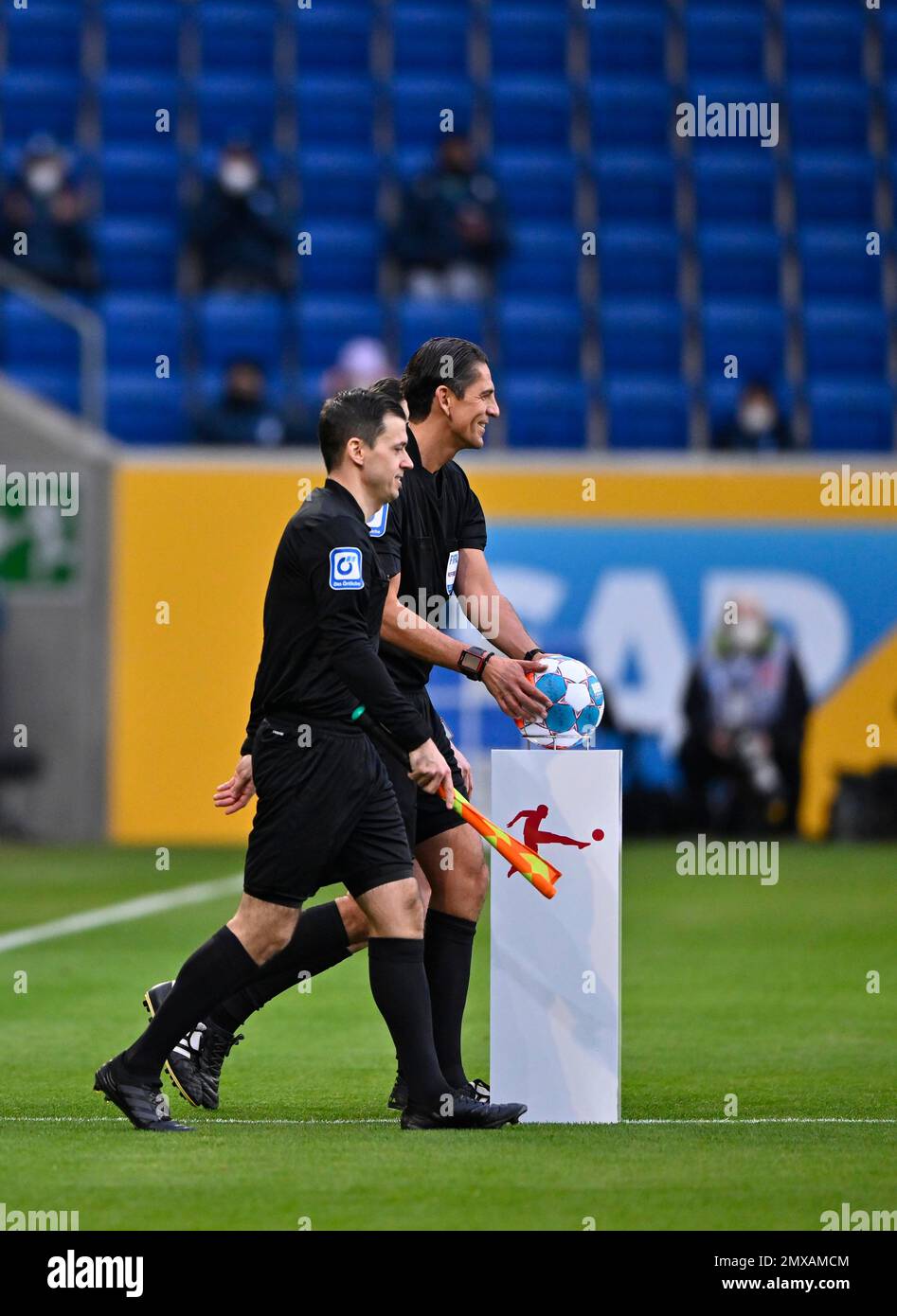 Vor dem Start eines Bundesliga-Spiels: Schiedsrichter Deniz Aytekin, Assistent Markus Sinn, Assistent Christian Dietz, holen den Match Ball von der Plattform Stockfoto