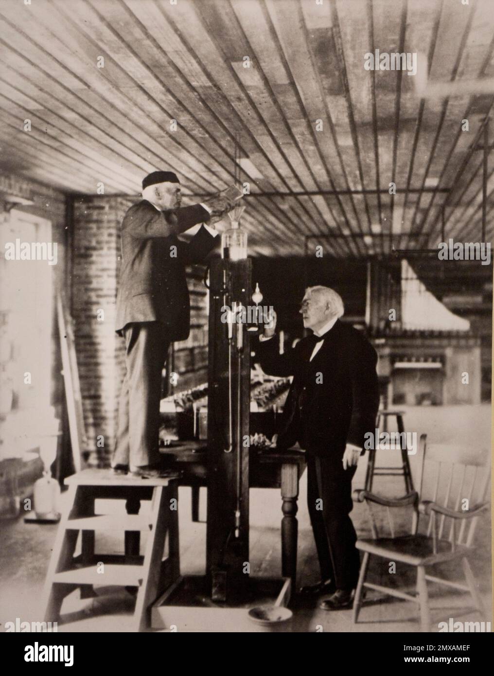 Altes Schwarz-Weiß-Foto, Thomas Edison und Jehr Nachstellung der Evakuierung einer experimentellen Glühbirne, 1929, Fort Myers, Florida, USA Stockfoto