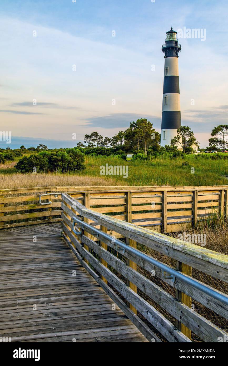 Blick auf den Leuchtturm von Bodie Island bei Sonnenuntergang, südlich von Nags Head, North Carolina in den Outer Banks Stockfoto