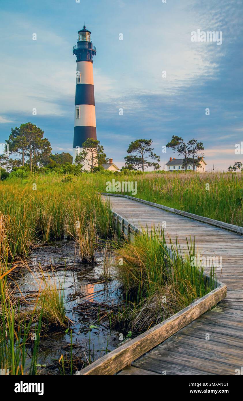 Blick auf den Leuchtturm von Bodie Island bei Sonnenuntergang, südlich von Nags Head, North Carolina in den Outer Banks Stockfoto