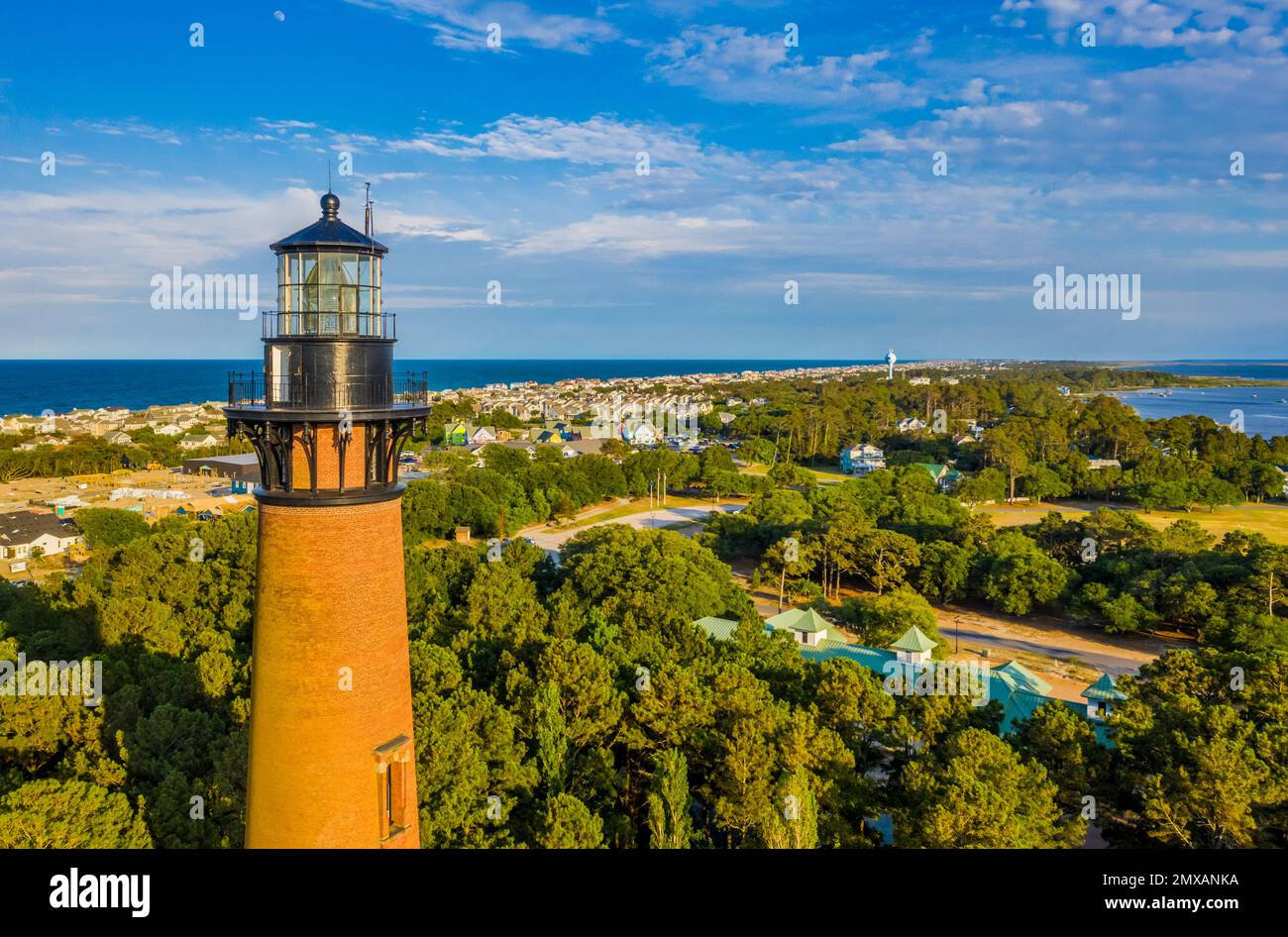 Blick aus der Vogelperspektive auf den Currituck Beach Lighthouse und das umliegende Corolla, North Carolina in den Outer Banks Stockfoto