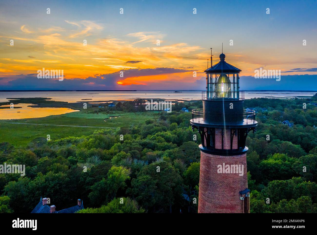 Der Currituck Beach Lighthouse bei Sonnenuntergang in der Nähe von Corolla, North Carolina (Outer Banks) aus der Vogelperspektive Stockfoto