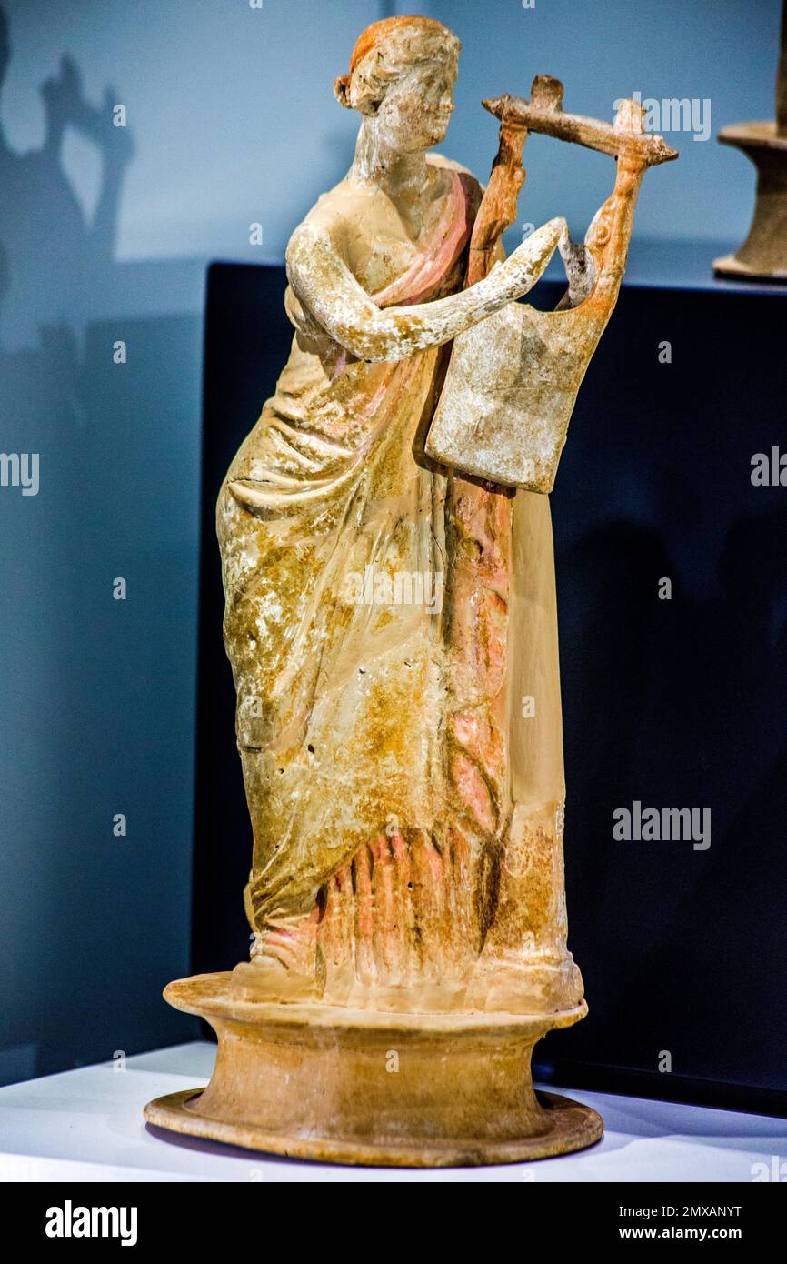 Keramikstatue einer Frau, die Lyre spielt, nationales Archäologisches Museum, Taranto, Apulien, Taranto, Apulien, Italien Stockfoto