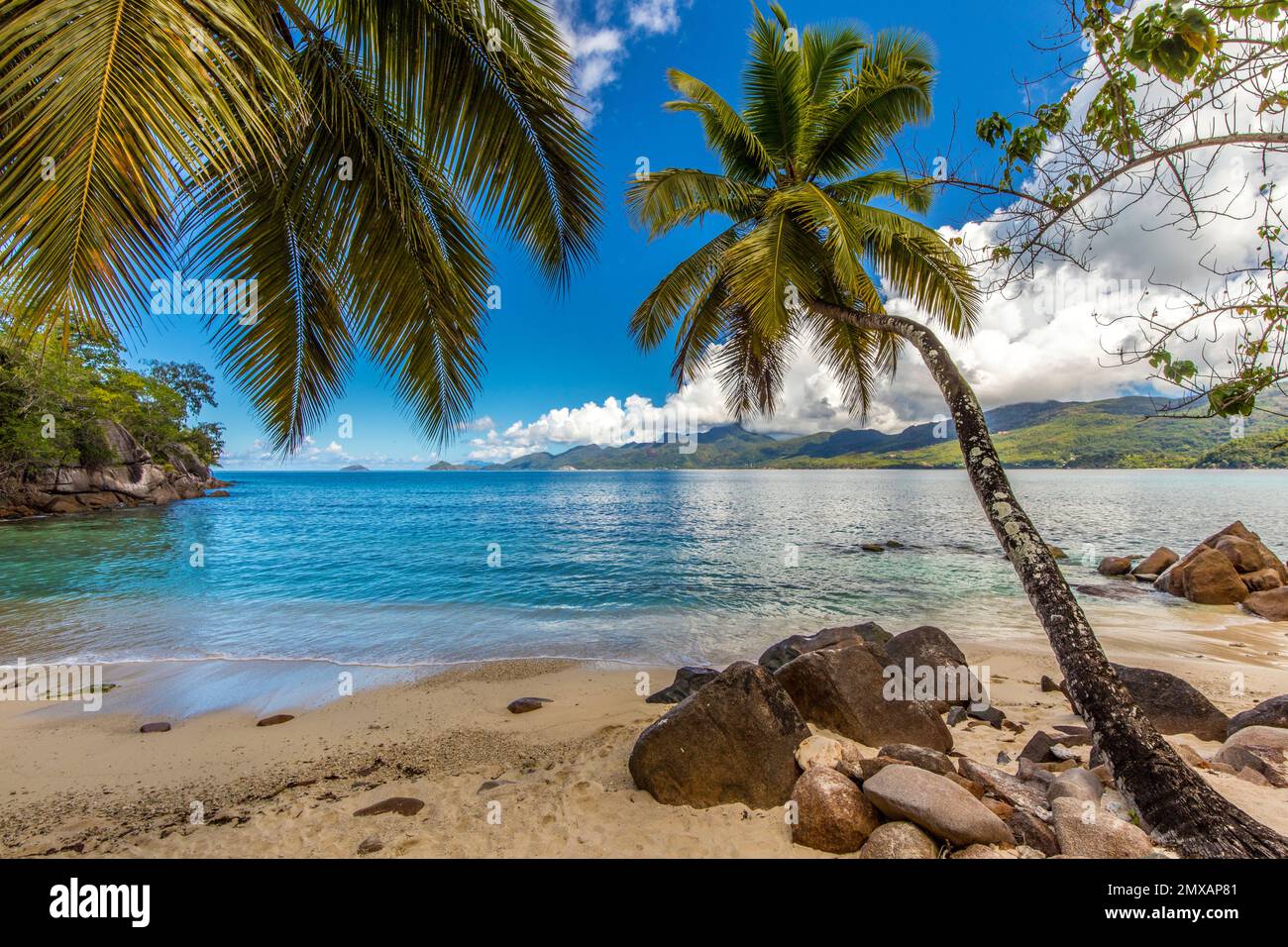 Ein malerischer tropischer Strand in Baie Lazare auf der Insel Mahe, Seychellen im Indischen Ozean Stockfoto
