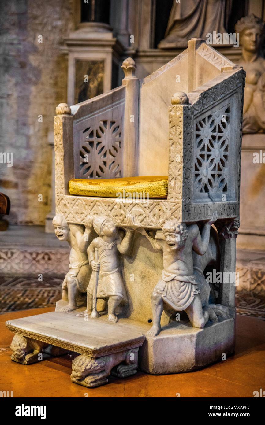 Bischofsstuhl ruht auf Figuren, deren Gesichter durch Schmerzen verzerrt sind, Basilika San Nicola, Bari, Apulien, Bari, Apulien, Italien Stockfoto