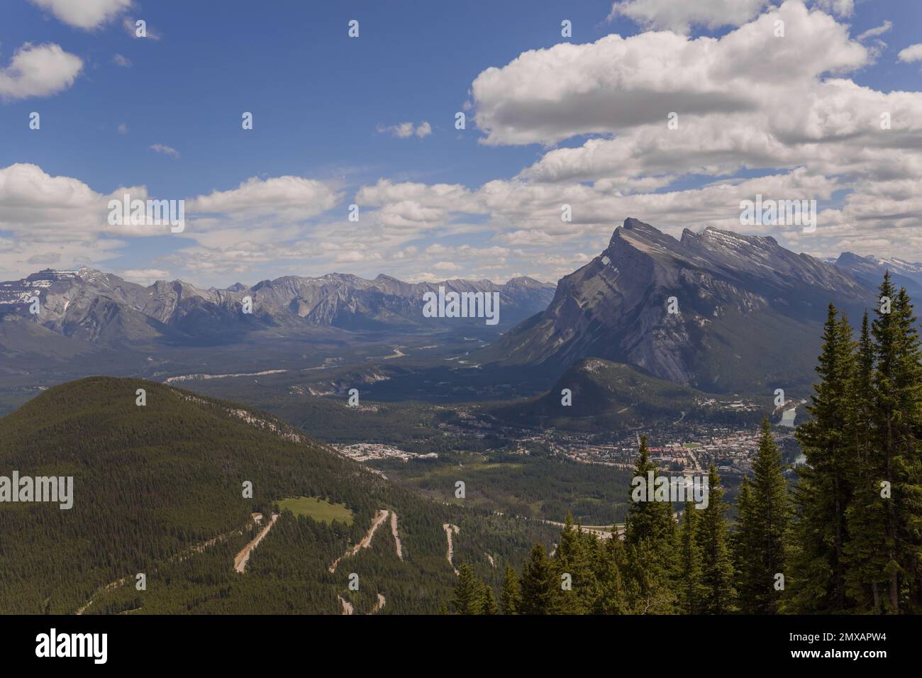 Luftaufnahme von Banff. Mountains City Rivers and Lakes – Tourismus Alberta, Kanada Stockfoto