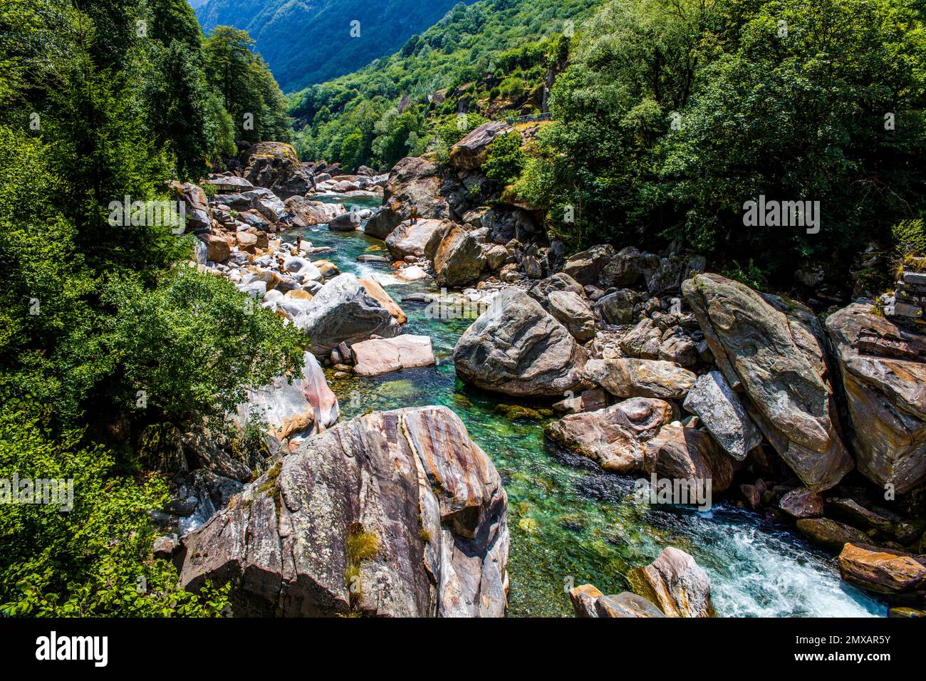 Versasca Verschlissene Felsenlandschaft im Verzasca-Tal, Tessin, Schweiz ...