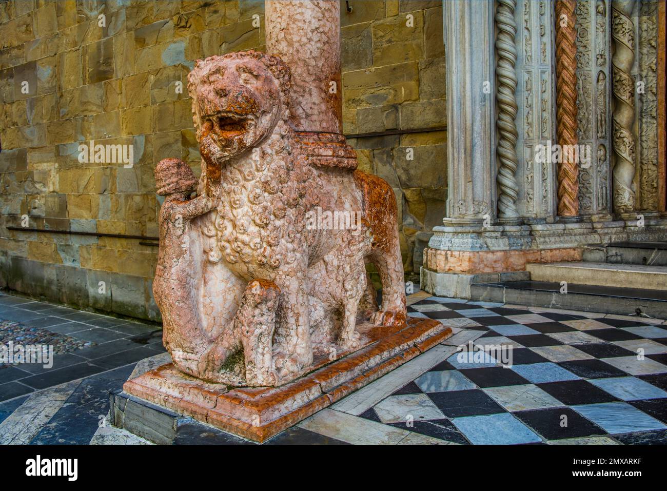 Nördlicher Eingang zur Kathedrale Santa Maria Maggiore mit roten Löwen, Bergamo, Lombardei, Italien, Bergamo, Lombardei, Italien Stockfoto