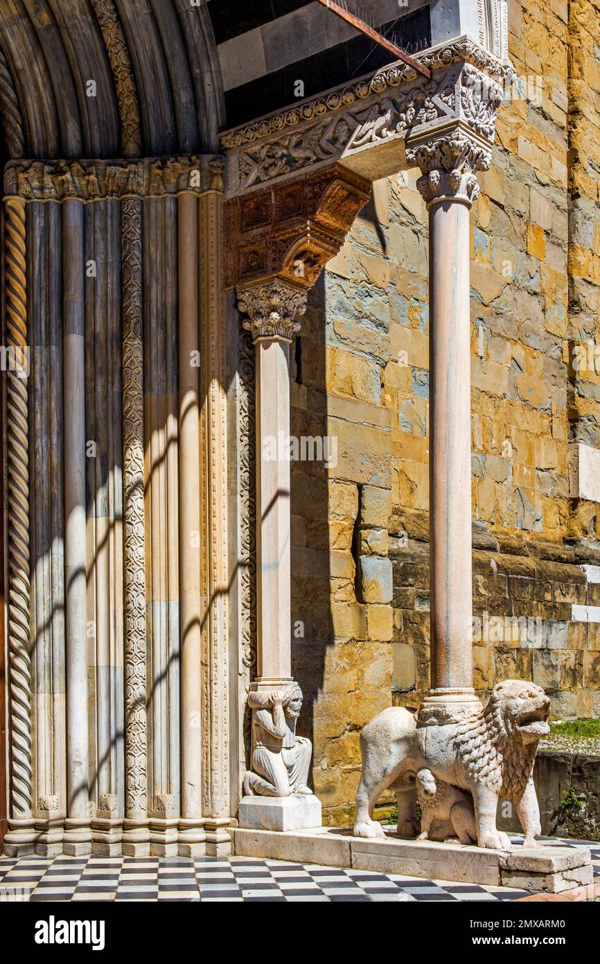 Südlicher Eingang zur Kathedrale Santa Maria Maggiore mit weißen Löwen, Bergamo, Lombardei, Italien, Bergamo, Lombardei, Italien Stockfoto