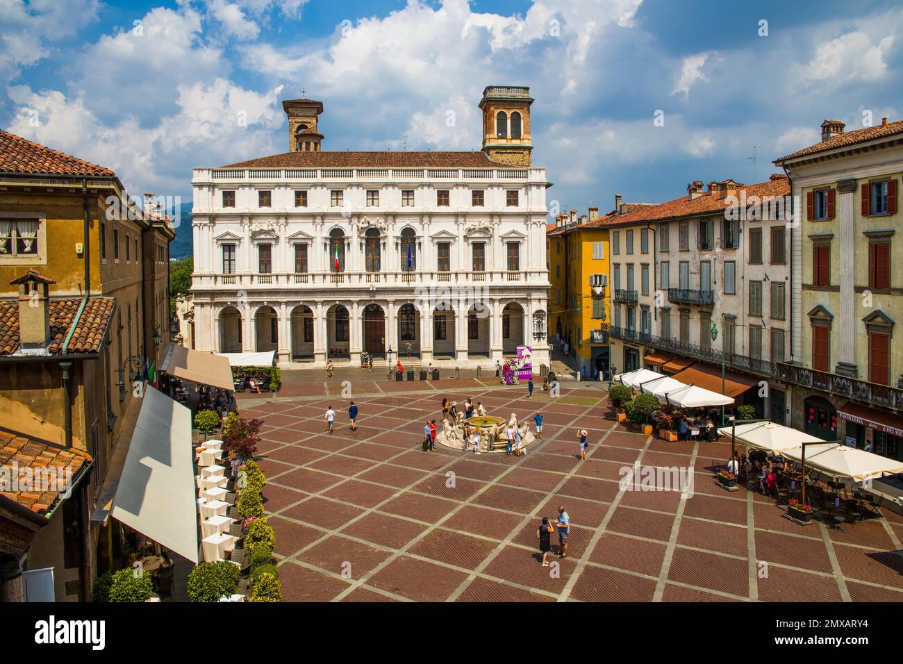 Piazza Vecchia mit Contarini-Brunnen, gegenüber Palazzo Nuovo, Sitz der Bibliothek, Bergamo, Lombardei, Italien, Bergamo, Lombardei, Italien Stockfoto
