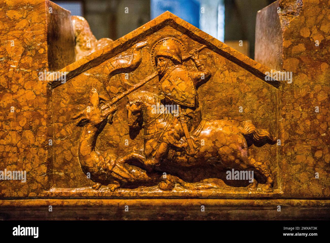 Steinsarg, dekoriert mit Basreliefs von Bischof Berardo Maggi, Lord der Stadt Brescia von 1308, alter Kathedrale, Rotonda, Paolo VI Platz Stockfoto