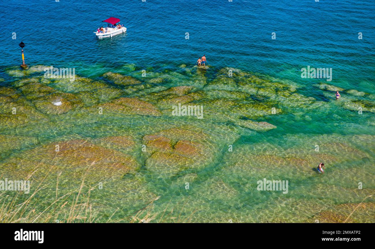 Tiefblaues klares Wasser, Gardasee, Italien, Gardasee, Italien Stockfoto