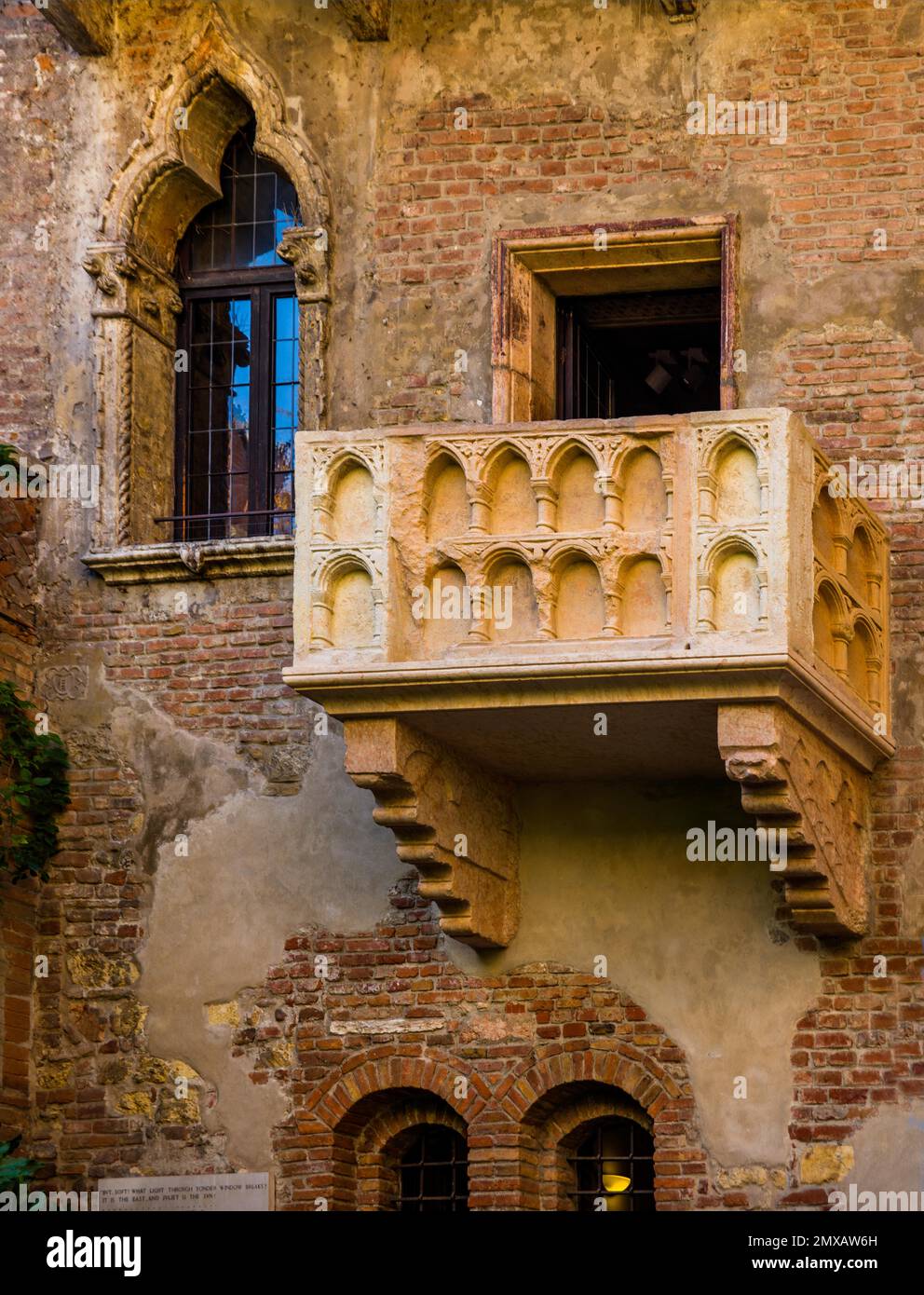 Balkon bei Julia's House, Casa di Giulietta, Szene von Shakespeares Romeo und Julia, Verona mit mittelalterlicher Altstadt, Veneto, Italien, Verona, Veneto Stockfoto