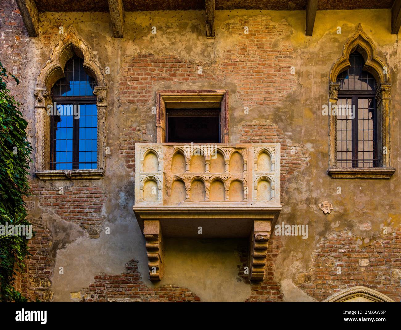 Balkon bei Julia's House, Casa di Giulietta, Szene von Shakespeares Romeo und Julia, Verona mit mittelalterlicher Altstadt, Veneto, Italien, Verona, Veneto Stockfoto