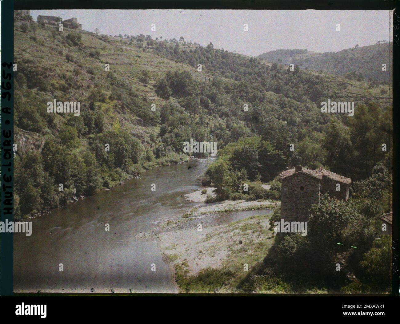 Vieille-Brioude, Frankreich L'Allier von der Brücke aus gesehen, Richtung flussaufwärts , 1916 - Französische Provinzen - Jean Brunhes, Auguste Léon und Georges Chevalier - (April bis Juli) Stockfoto
