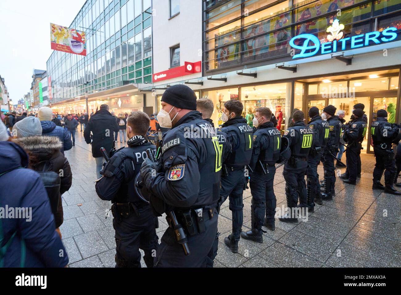 Polizeibeamte am Rande einer Demonstration von Querdenker gegen die Corona-Maßnahmen Koblenz, Rheinland-Pfalz, Deutschland Stockfoto