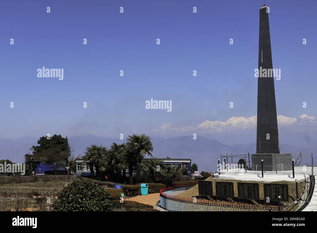 Darjeeling, Westbengalen, Indien - 15. März 2022: unesco-Weltkulturerbe darjeeling himalaya-Eisenbahn am Batasia Loop Stockfoto