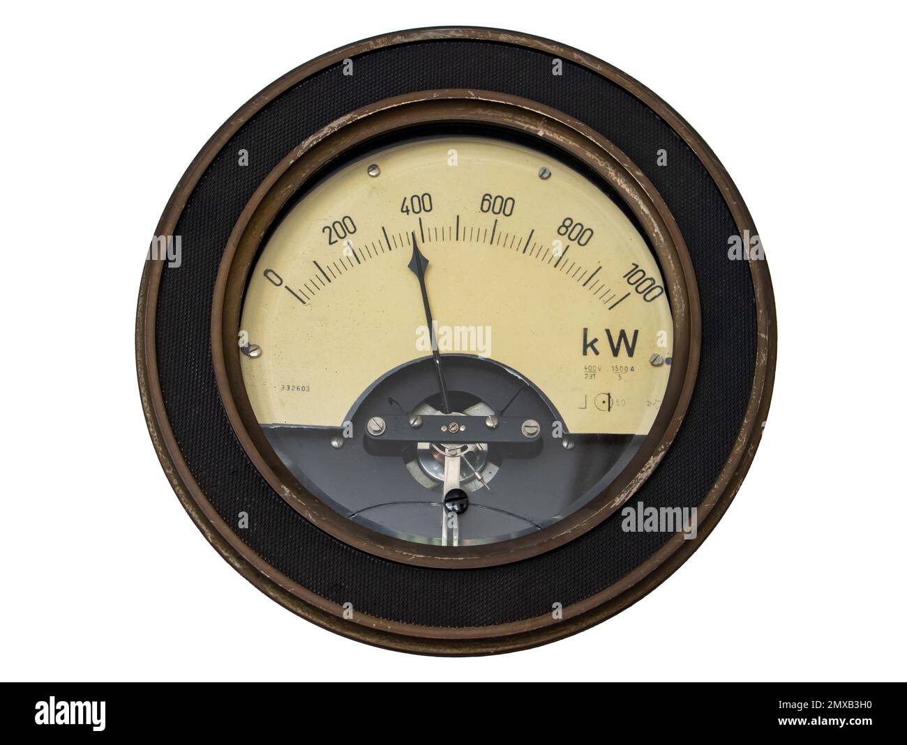 Ein kreisförmiges Zifferblatt, das den aktuellen Zustand des Stromverbrauchs auf einem historischen Wattmeter anzeigt Stockfoto