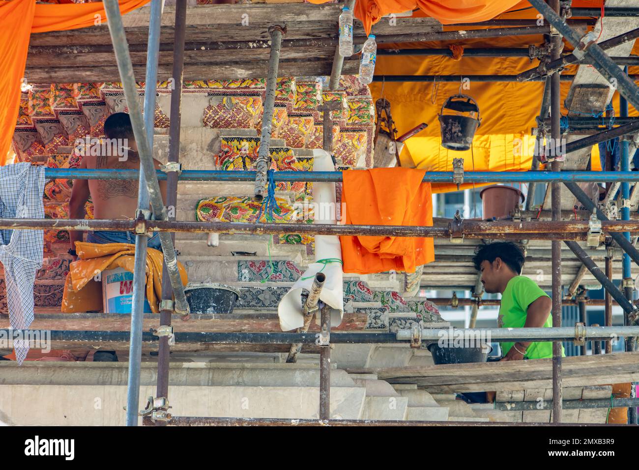 BANGKOK, THAILAND, Okt 30 2022, Men arbeiten an der Dekoration eines Gebäudes in einem buddhistischen Kloster Stockfoto