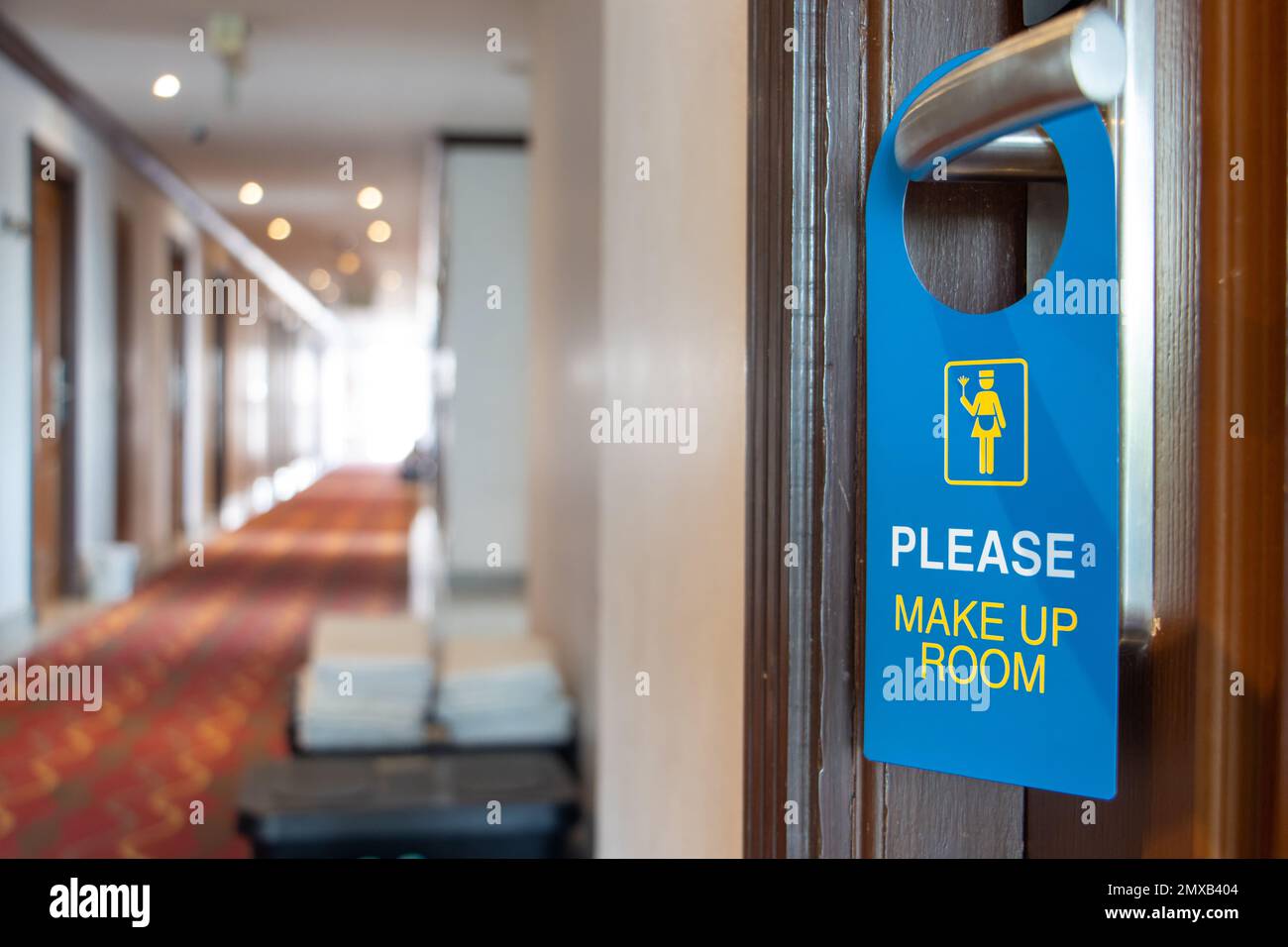 Das Schild Make-up Room hängt am Türknauf des Hotelzimmers Stockfoto