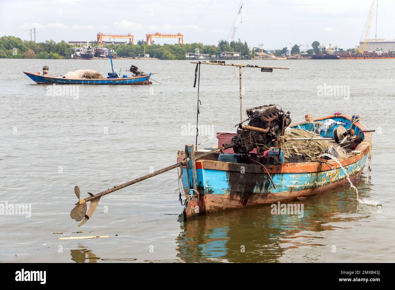 Fischerboote, die mit Netzen beladen sind, liegen am Chao Phraya River in Thailand vor Stockfoto