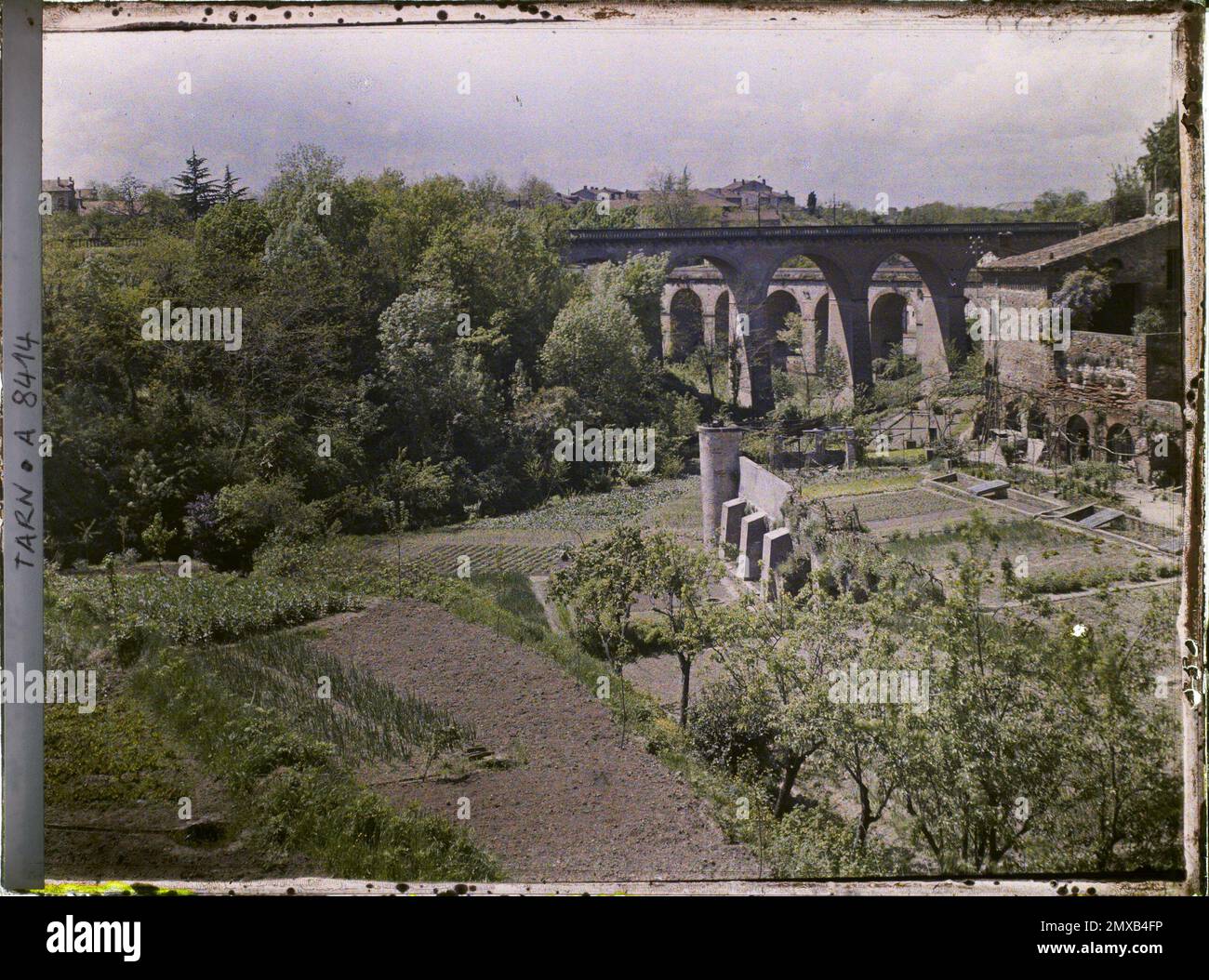 Albi, Tarn, Midi-Pyrénées, Frankreich auf den Brücken der kleinen Schlucht von Verdusse aus Saint Cécile, 1916 - Französische Provinzen - Jean Brunhes, Auguste Léon und Georges Chevalier - (April bis Juli) Stockfoto