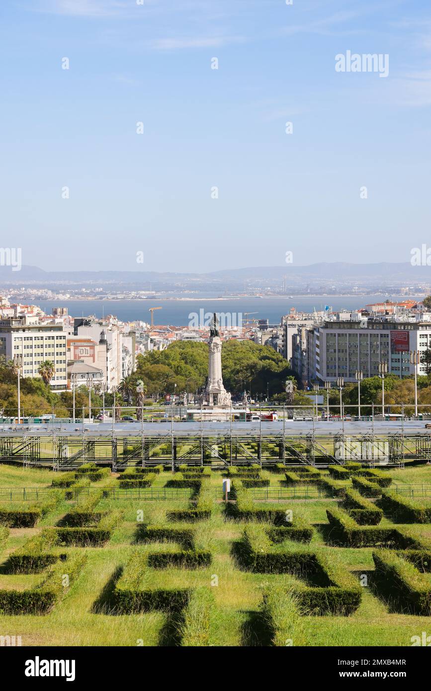 LISSABON, PORTUGAL - 17. AUGUST 2022: Parque Eduardo VII, Park Eduardo VII in Lissabon, Portugal. Lissabon und der Fluss Tejo im Hintergrund. Stockfoto