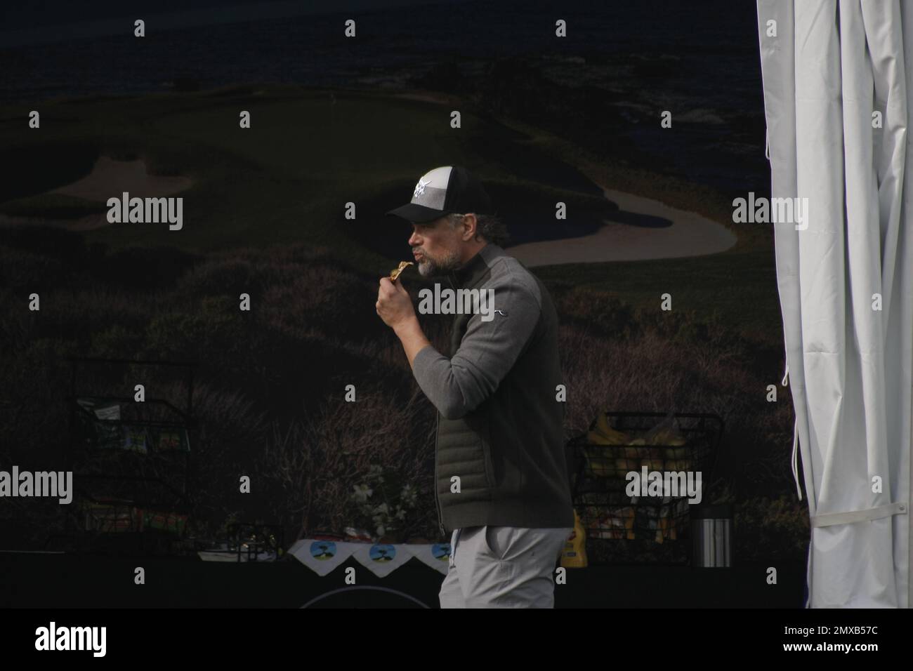 Pebble Beach, Kalifornien, USA. 2. Februar 2023. Josh Duhamel hat einen Snack, bevor er in seiner ersten Runde beim AT&T Pro-am PGA Golf Tournament im Pebble Beach Links Credit: Motofoto/Alamy Live News die 5. abschlägt Stockfoto