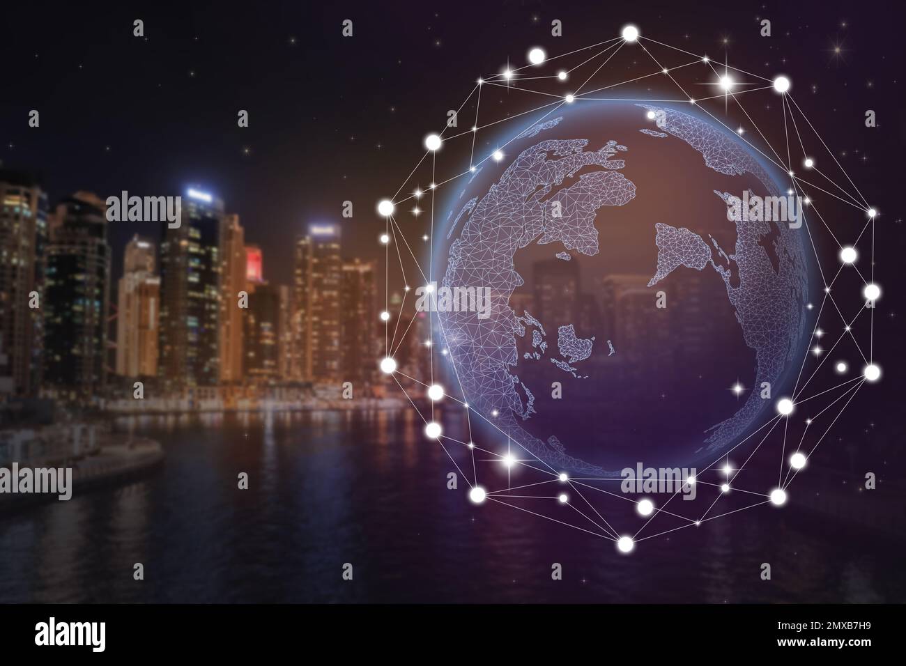 Globus mit Netzanschlussleitungen und Nachtstadt. Moderne Technologie Stockfoto