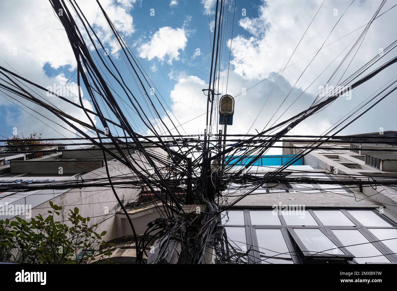 Hanoi, Vietnam, Januar 2023. Ein Wirrwarr von Elektrokabeln in einer Straße im Stadtzentrum Stockfoto