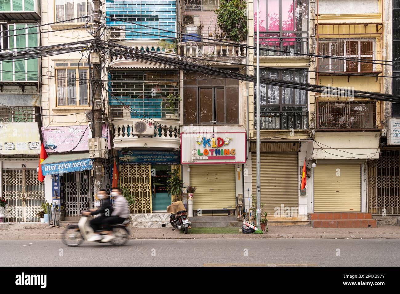 Hanoi, Vietnam, Januar 2023. Blick auf die charakteristischen Häuser in der Altstadt im Stadtzentrum Stockfoto