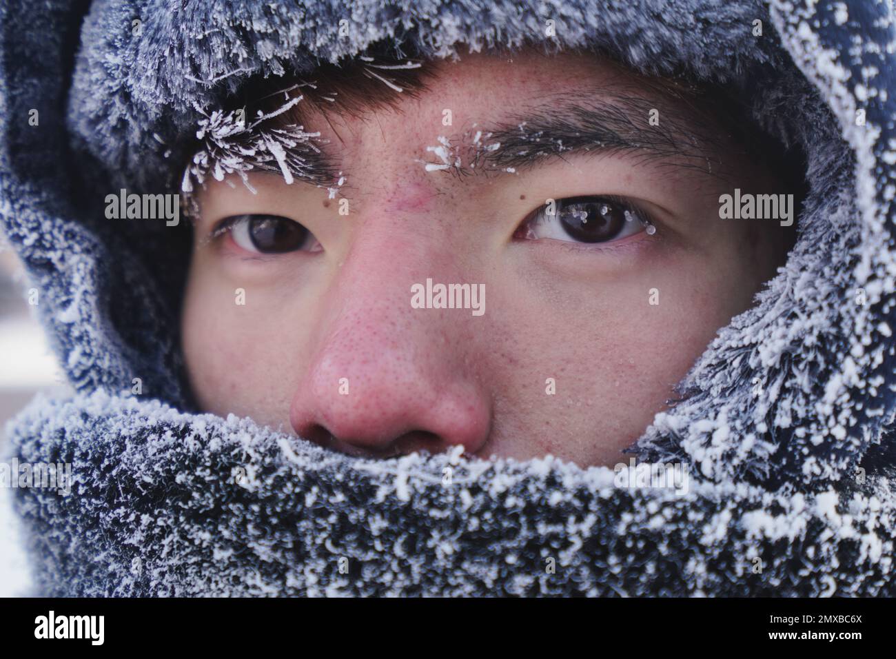 Ein Mann, der mit dem Winter steht Stockfoto