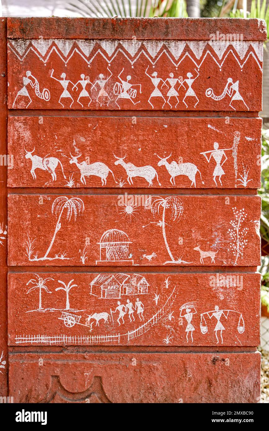 01 16 2007 Tribal Art Warli Gemälde auf einer Außenseite der Wand in Pune Maharashtra India Stockfoto