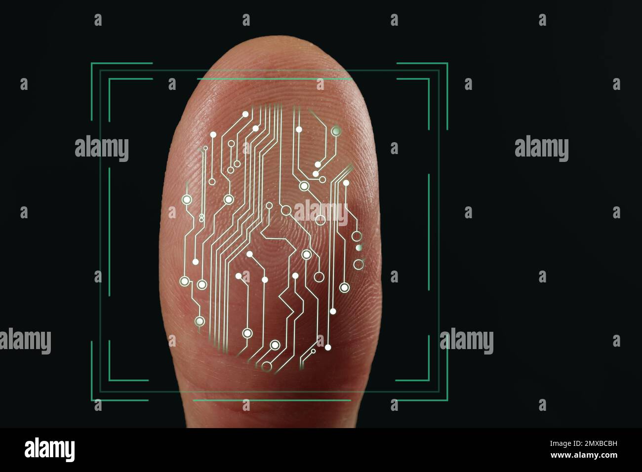Mann mit biometrischem Fingerabdruck-Scanner auf dunklem Hintergrund, Nahaufnahme Stockfoto