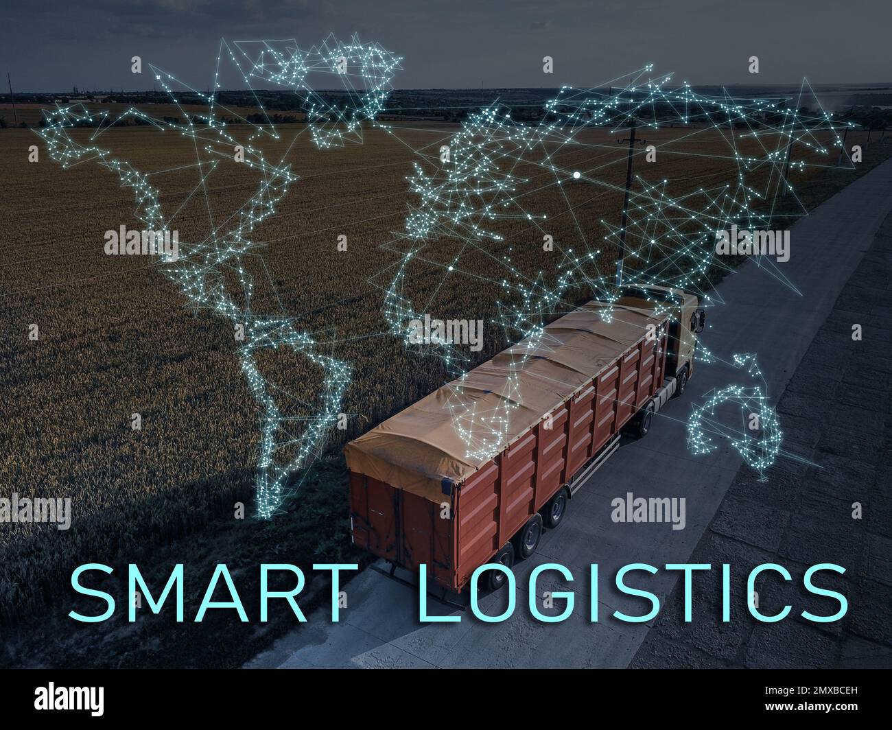 Intelligentes Logistikkonzept. LKW auf Landstraße und Weltkarte Stockfoto