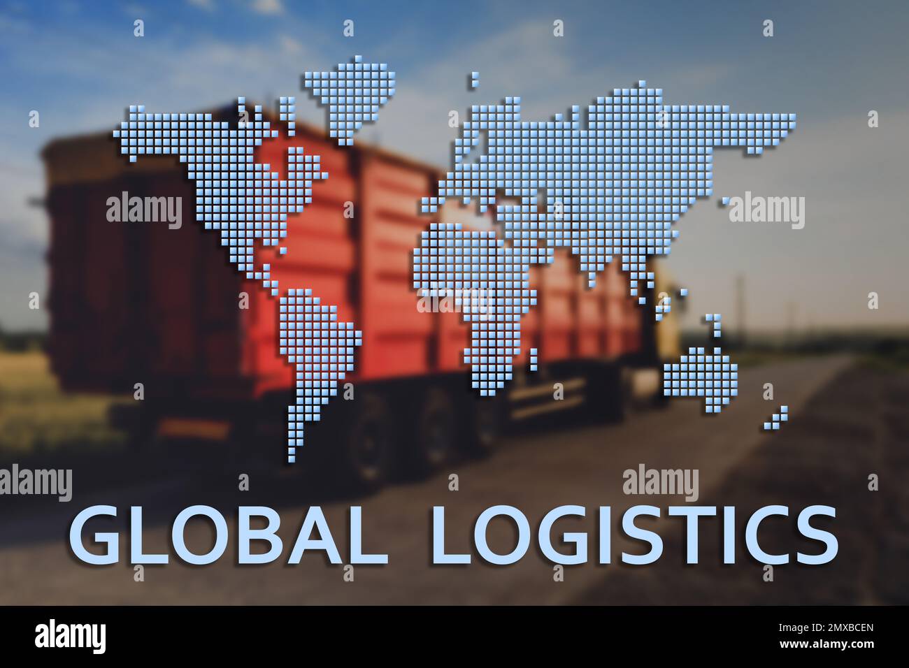 Globales Logistikkonzept. LKW auf Landstraße und Weltkarte Stockfoto