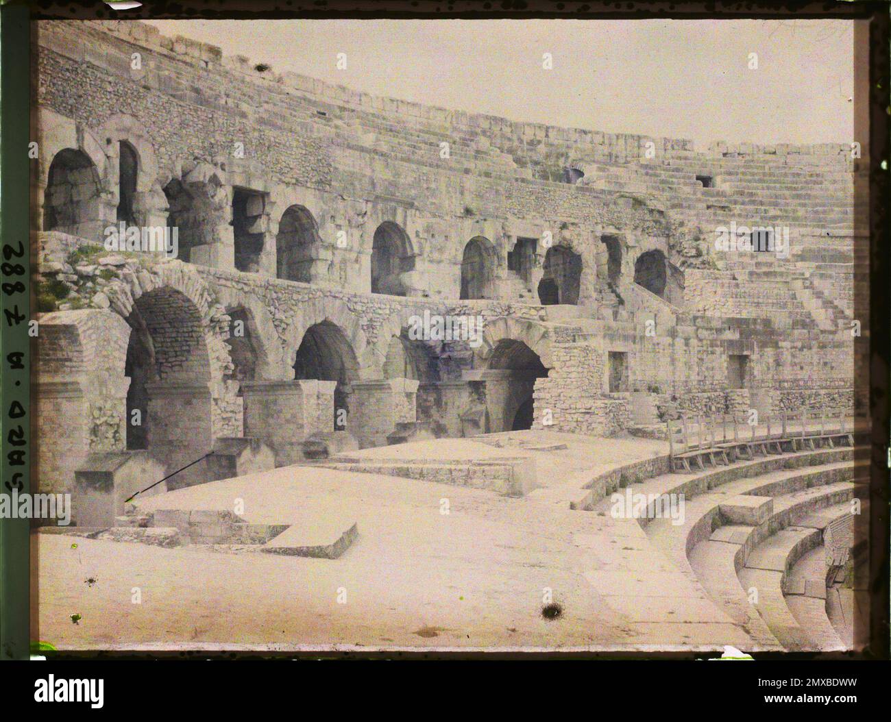 Nîmes, Frankreich das Innere der Arenen , 1916 - Französische Provinzen - Jean Brunhes, Auguste Léon und Georges Chevalier - (April - Juli) Stockfoto