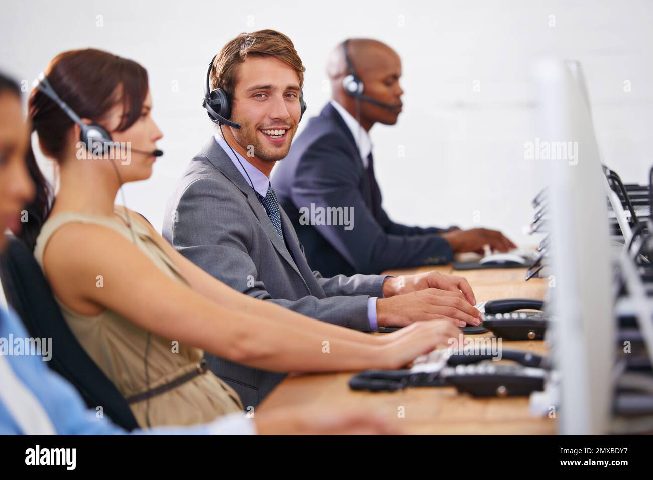 Gut assistieren. Kundendienstmitarbeiter in einem Callcenter. Stockfoto