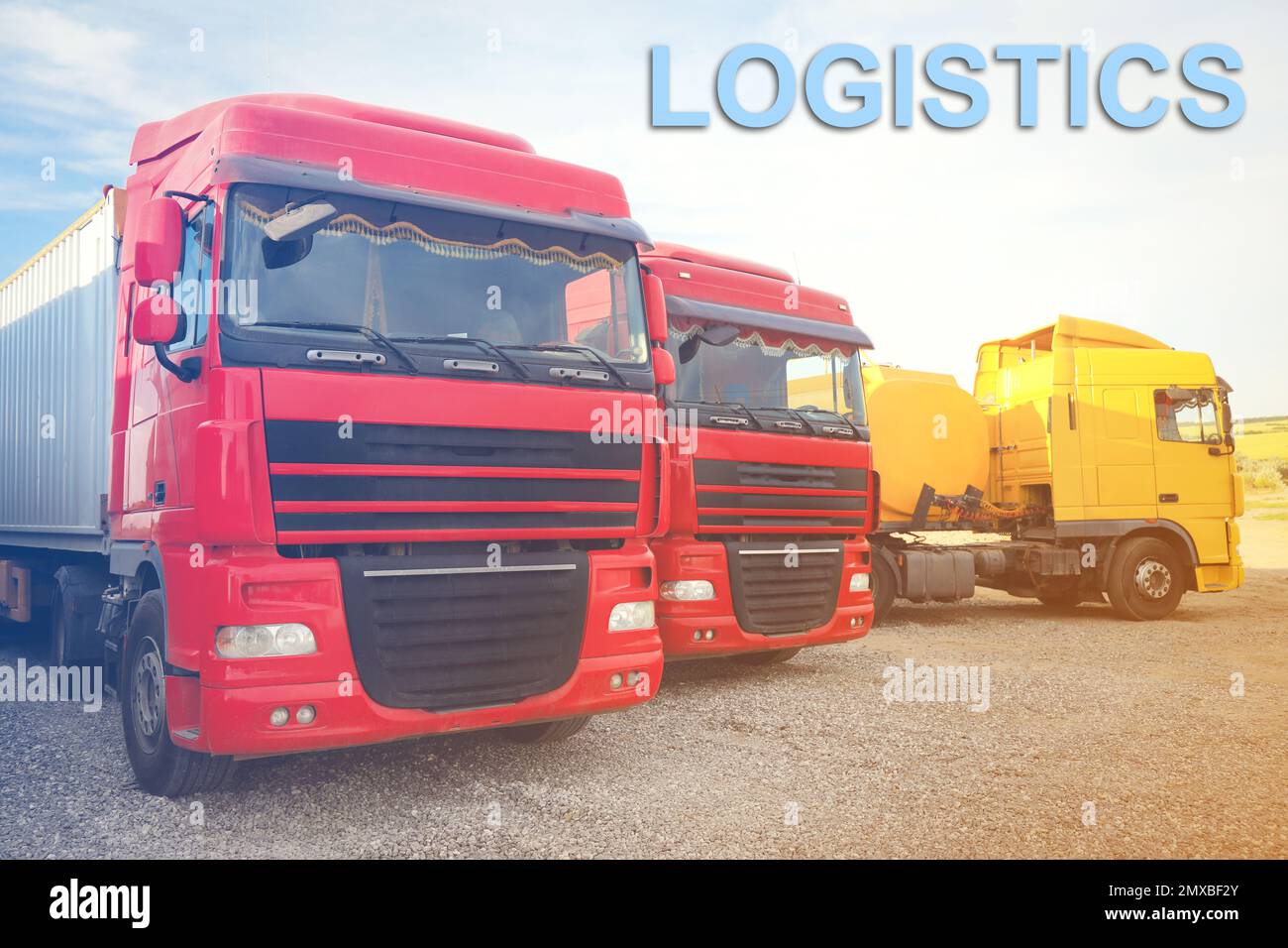 Logistikkonzept. Lastwagen auf Landstraßen Stockfoto