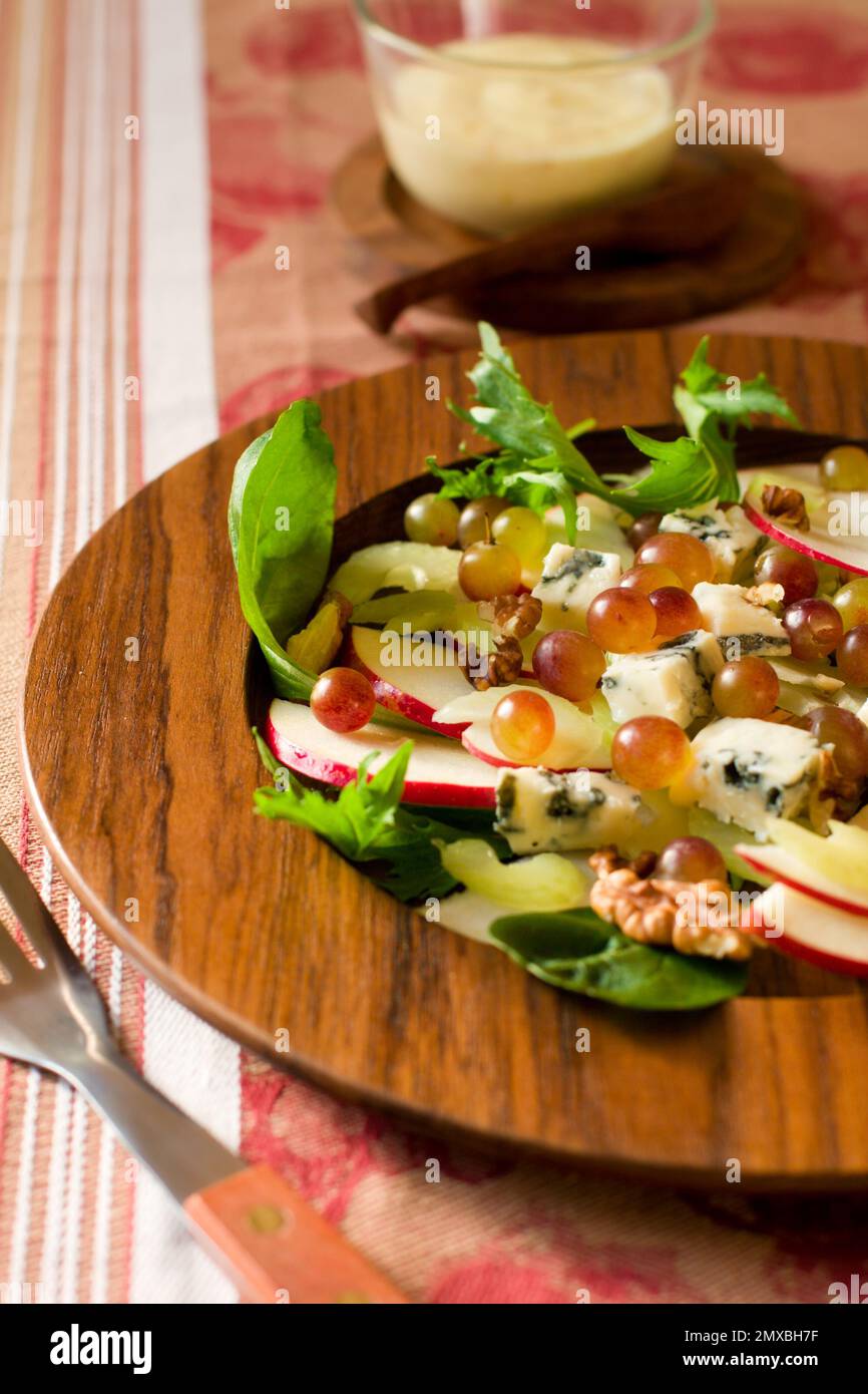 Frischer Salat mit Äpfeln, Walnüssen, Trauben, Sellerie und Blauschimmelkäse Stockfoto
