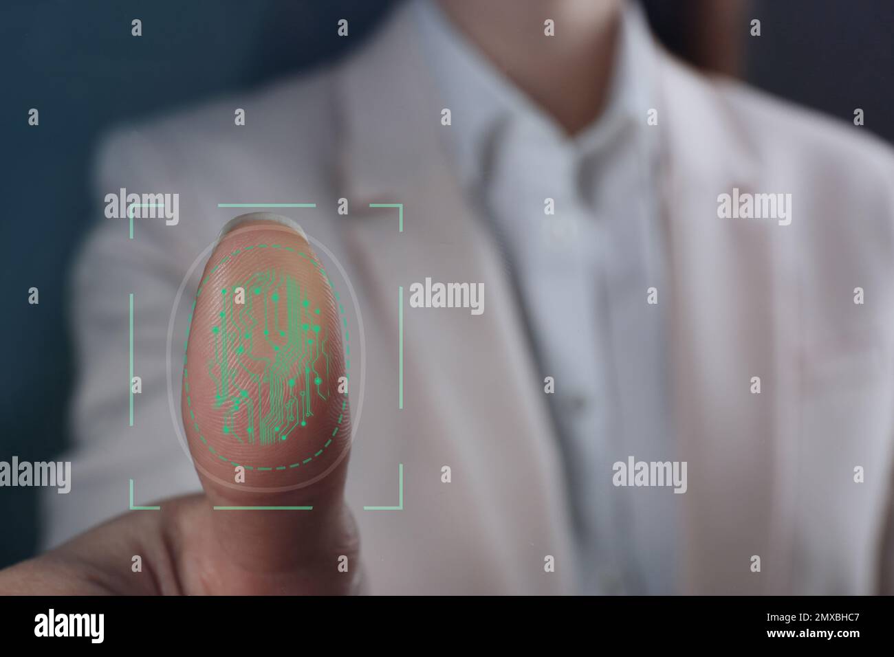 Geschäftsfrau mit biometrischem Fingerabdruck-Scanner, Nahaufnahme. Platz für Text Stockfoto