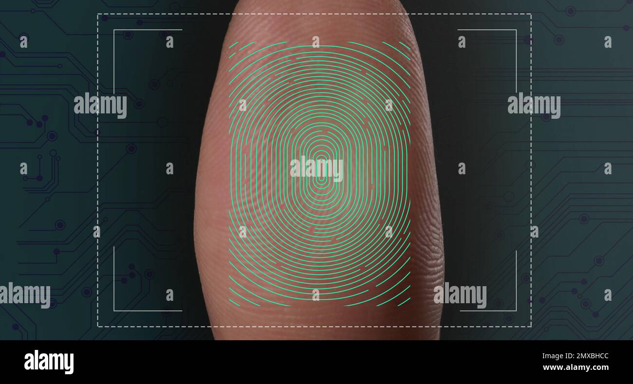Frau mit biometrischem Fingerabdruck-Scanner auf farbigem Hintergrund, Nahaufnahme Stockfoto