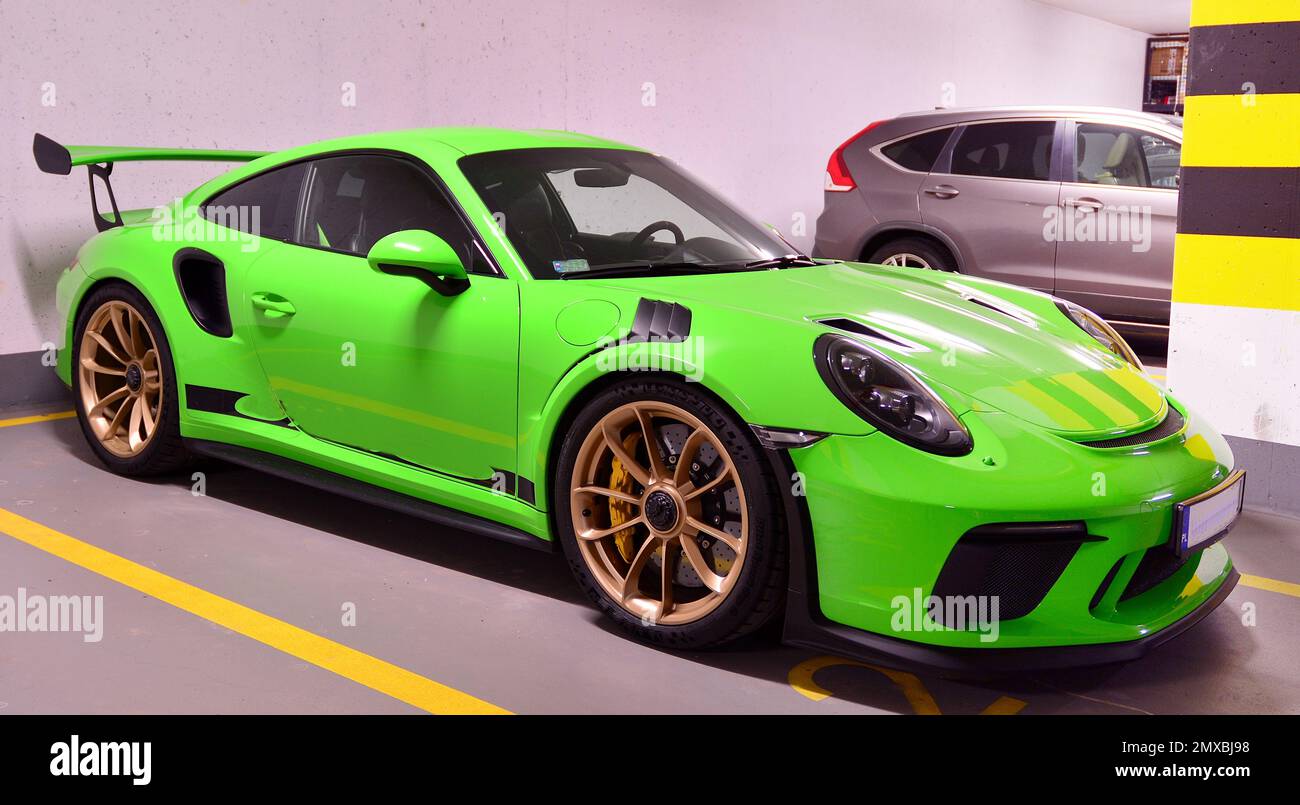 Warschau, Polen. 8. Februar 2022 Grüner Sportwagen Porsche 911 GT3 RS in der Tiefgarage. Stockfoto